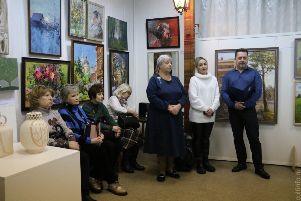 Весенним настроением наполнена выставка «Мир женщины»
