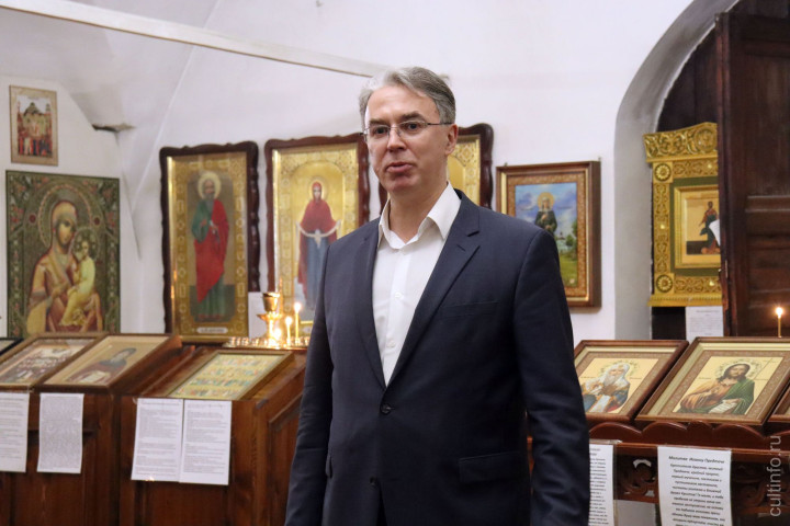 От имени начальника Департамента культуры Вологодской области поздравительный адрес юбиляру зачитал начальник государственной политики в сфере культуры, искусства и организации архивного дела области Дмитрий Шевцов