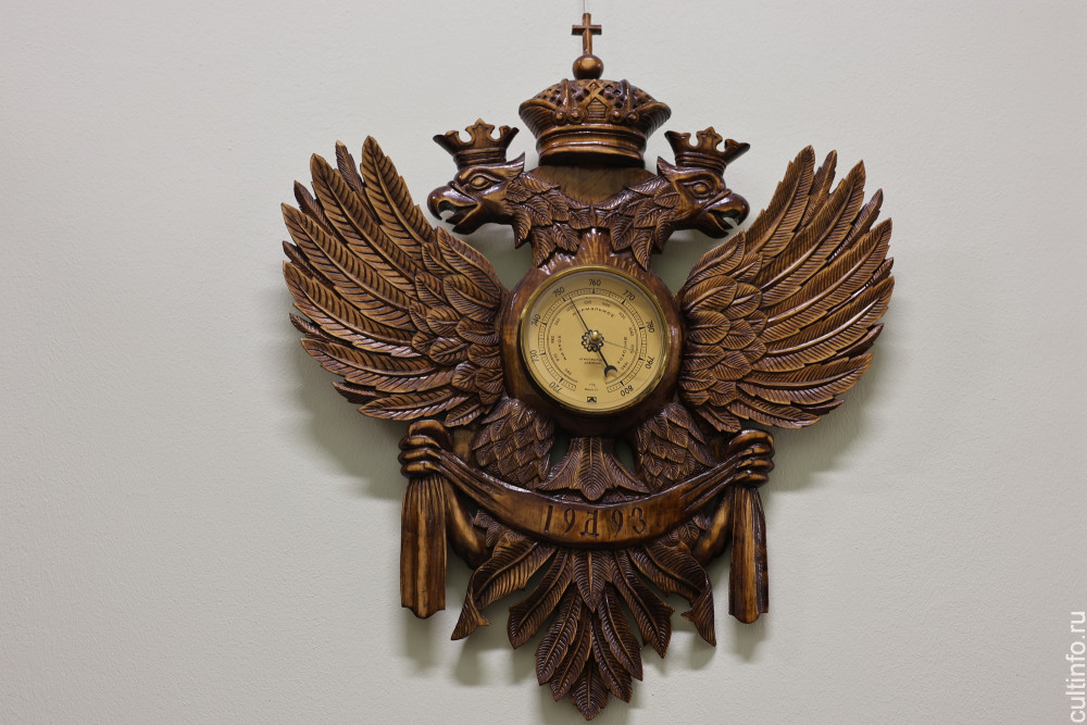 Деревянные истории рассказывают мастера Андрей Денисов и Сергей Демичев в областной детской библиотеке