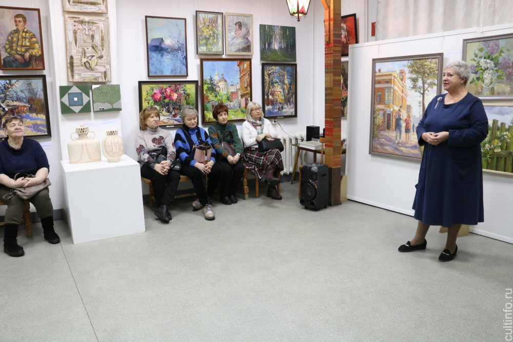 Весенним настроением наполнена выставка «Мир женщины»