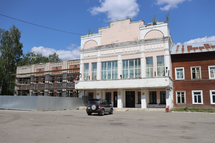 Зданию, в котором размещается учреждение, почти 90 лет, а школа искусств здесь находится с 1972 года.