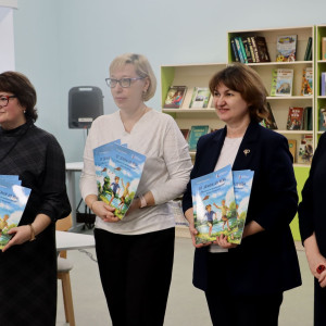 Учителям вручили экземпляры книги для школьных библиотек