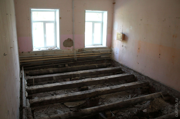 Во время ремонта здание утеплили снаружи и внутри.