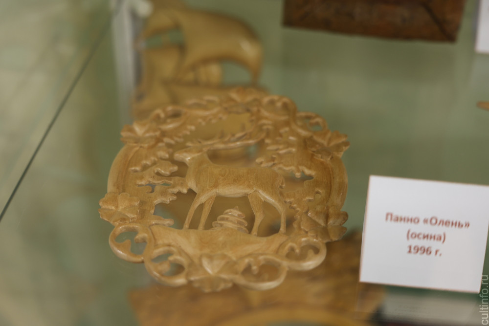 Деревянные истории рассказывают мастера Андрей Денисов и Сергей Демичев в областной детской библиотеке