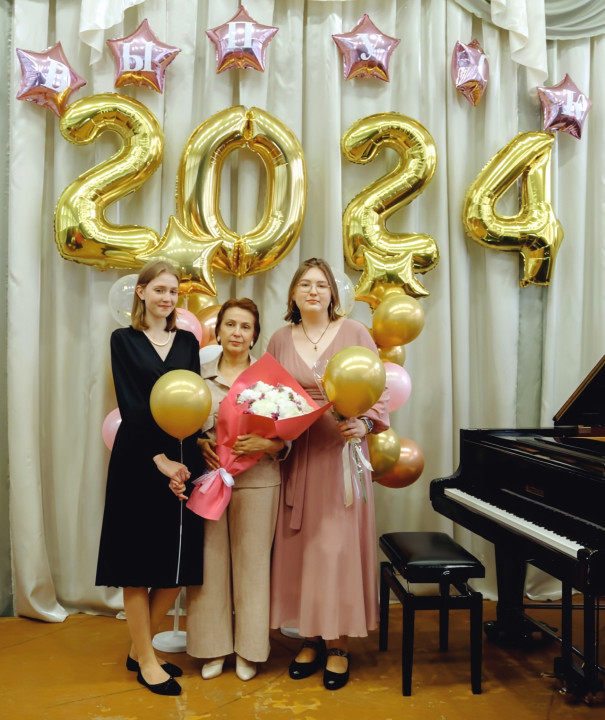 Преподаватель Детской музыкальной школы №1 города Череповца Ольга Комлева с учениками