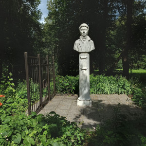 Памятник К.Н. Батюшкову в парке усадьбы (скульптор – В.И. Юдин). 2023 г. Из личного архива В.А. Шинкарук
