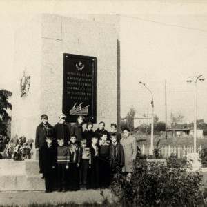 Пионеры школы № 60 г. Воронежа у памятника погибшим солдатам в Чижовке. 1972 г. ГАВО. Ф. Р-9752. Оп. 1. Д. 73. Л. 1.