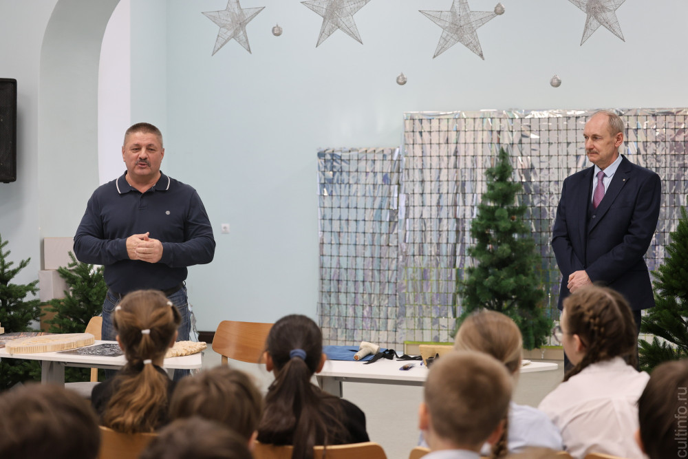 Деревянные истории рассказывают мастера Андрей Денисов и Сергей Демичев в областной детской библиотеке