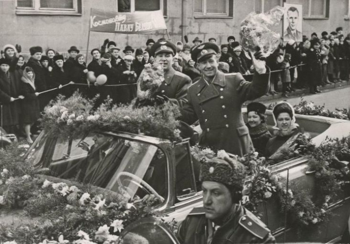 Кортеж летчиков-космонавтов П.И. Беляева и А.А. Леонова во время движения по улице Мира. г. Вологда. 25 июня 1965 г. Фонд ВГМЗ