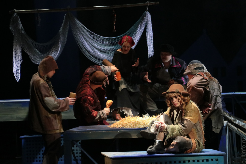 Сын короля и сын разбойника меняются местами: в ТЮЗе поставили спектакль «Принц и нищий»