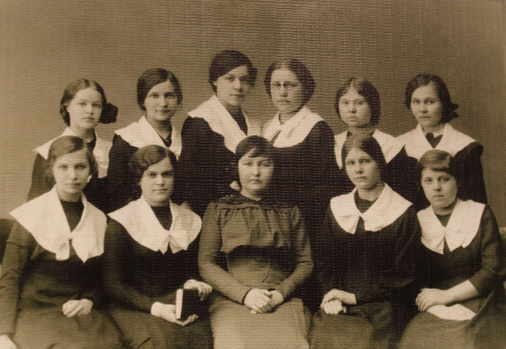 Ученицы Вологодской женской гимназии с преподавателем С. Поповой. 1907-1917 гг. Из фондов Вологодского музея-заповедника