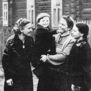 Бродский с семьей в эвакуации. Фото сделано на камеру отца, навещавшего семью в Череповце. Фото с сайта russkiymir.ru