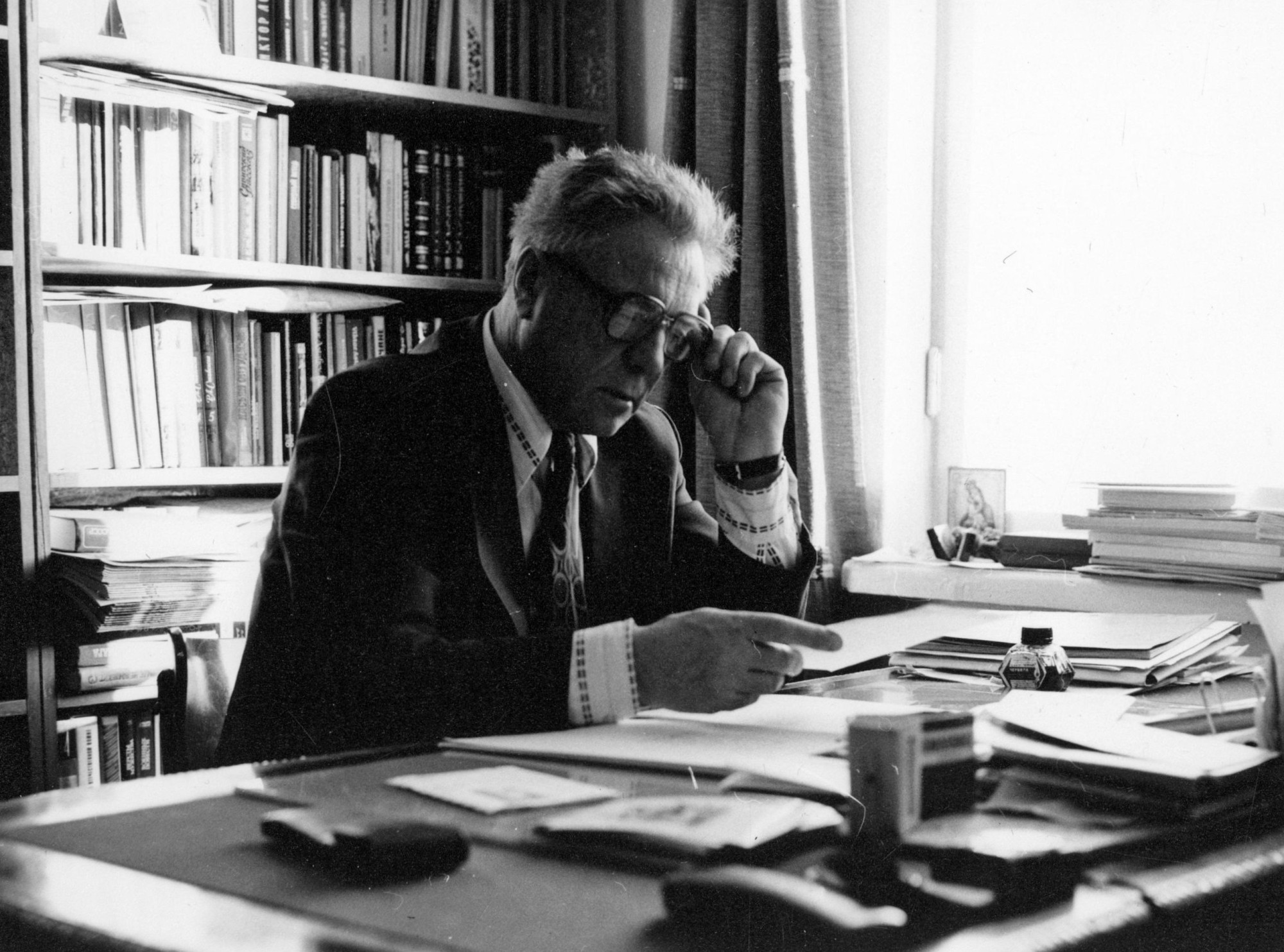В.П. Астафьев в рабочем кабинете в Академгородке в Красноярске. [После 1980 г]. Фото из личного архива семьи Астафьевых