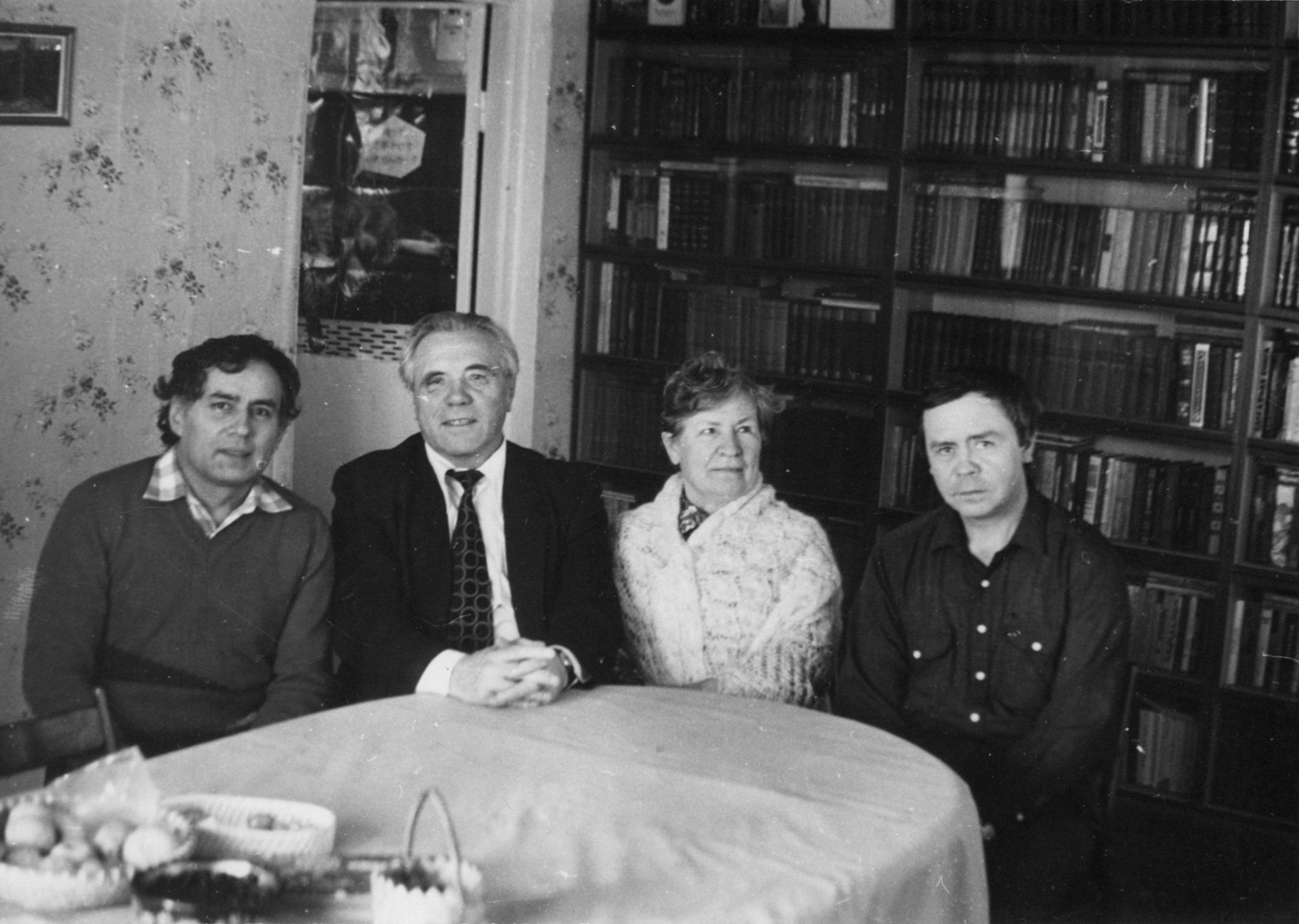 В.П. Астафьев с М.С. Астафьевой, поэтом Р.Х. Солнцевым (первый справа) и писателем В.Г. Распутиным в квартире Астафьевых в Академгородке. 1986 г. Фото из архива семьи Астафьевых