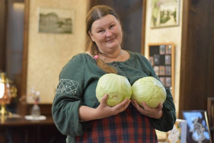 Весьма неожиданное предложение: рубить, квасить и крошить серые щи в «Благовещенской старине»!  Фото музея