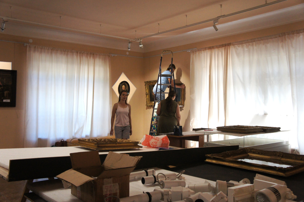 Идет монтаж выставки «Пермский музей в Кириллове». Фото Кирилло-Белозерского музея-заповедника