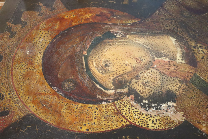 Икона Владимирской Богоматери. Темные точки - сгрибившийся лак.