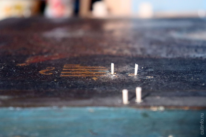 Деревянные вставки на месте отверстий от гвоздей