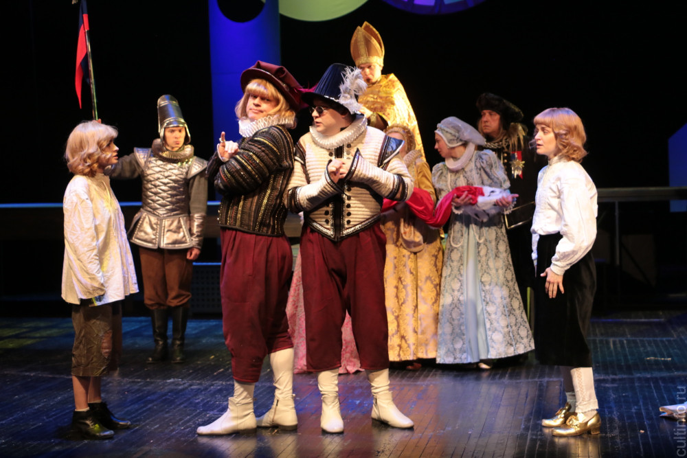 Сын короля и сын разбойника меняются местами: в ТЮЗе поставили спектакль «Принц и нищий»