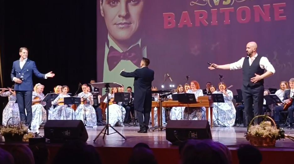 Оркестр «Перезвоны» из Вологды выступил секундантом на музыкальной дуэли Ивана Ожогина и Дмитрия Янковского в Москве