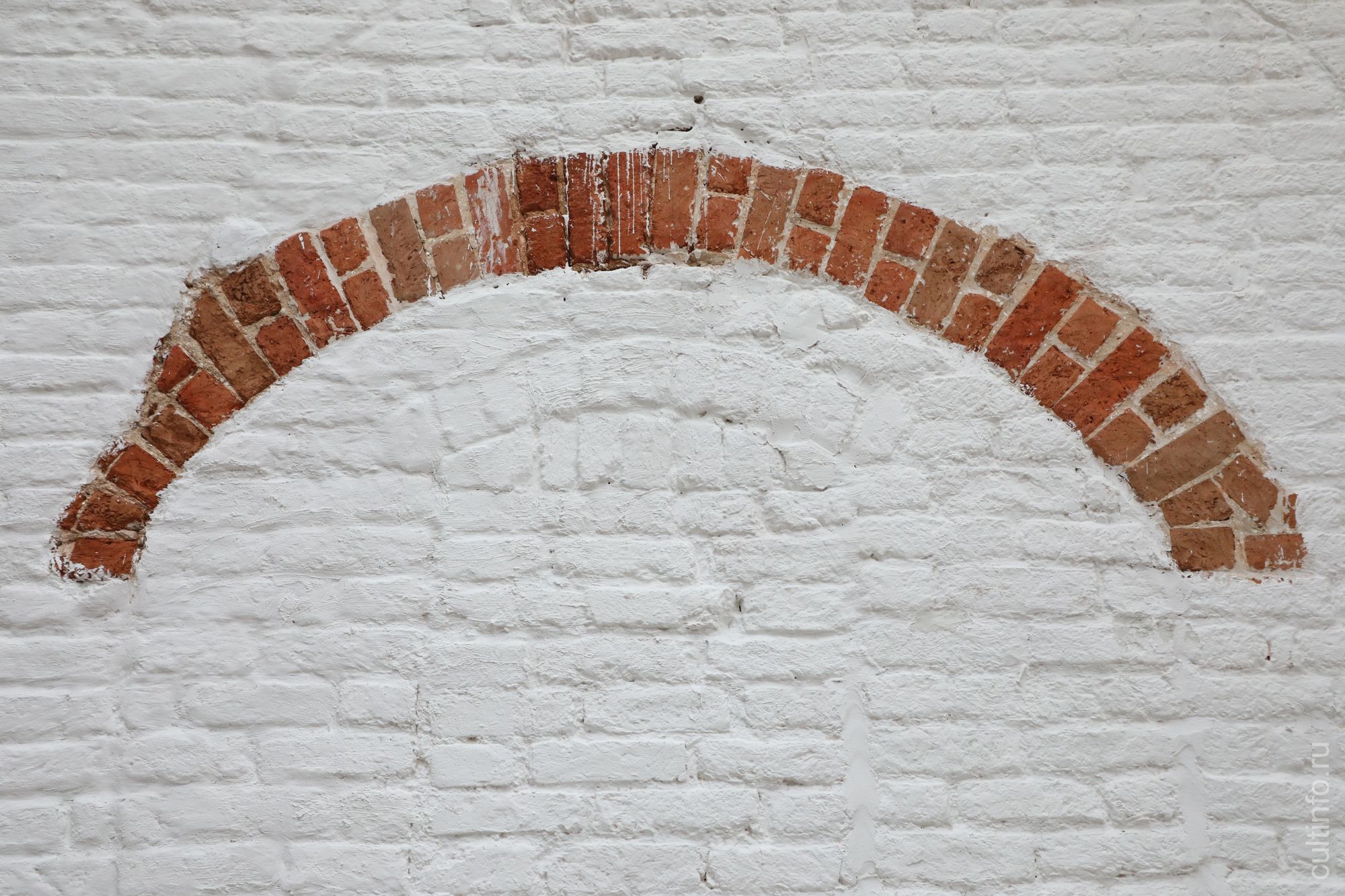 Северная стена. Экспозиционный зондаж, показывающий кирпичную кладку