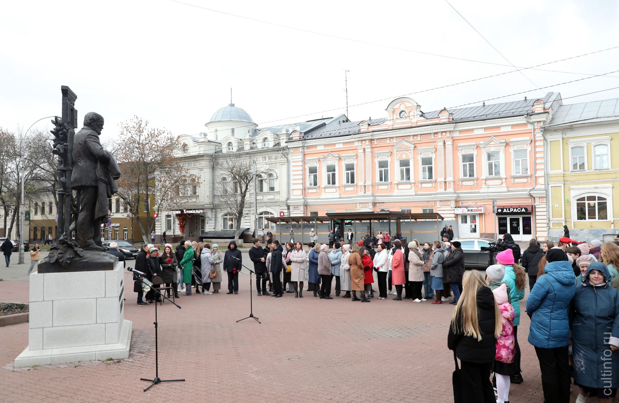 В день рождения Василия Белова вологжане почтили память писателя у его памятника