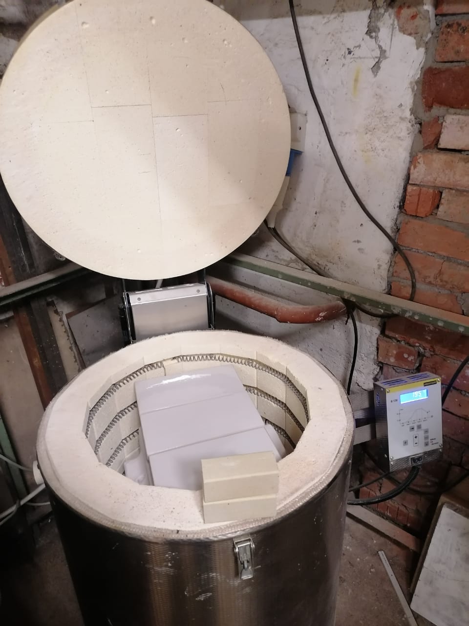 Глазурованные изразцы в печи. Фото Владимира Холщагина