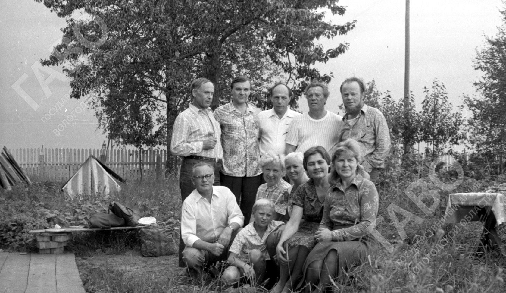 Писатели и родственники Виктора Петровича в гостях у семьи Астафьевых, д. Сибла. Июль 1975 г. Из фондов ГАВО. Верхний ряд слева направо: С.В. Викулов, Ю.В. Бондарев, [В. Бураков], В.П. Астафьев, С.С. Орлов. Нижний ряд слева направо: В.Т. Невзоров, М.С. Корякина-Астафьева, Г.П. Буракова с сыном Сергеем, Г.В. Викулова, В.Н. Бондарева.