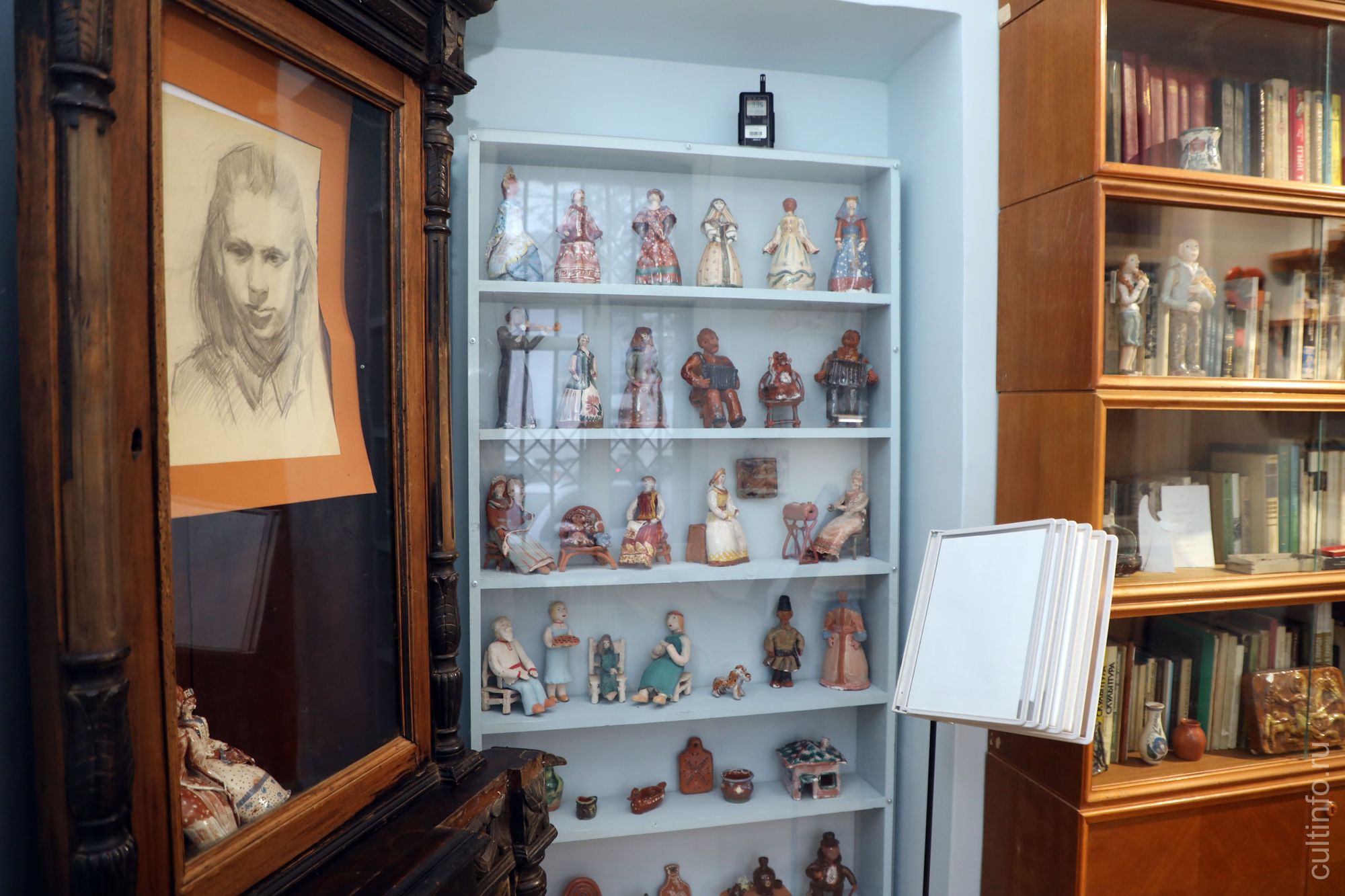 Киот и библиотека Татьяны Чистяковой