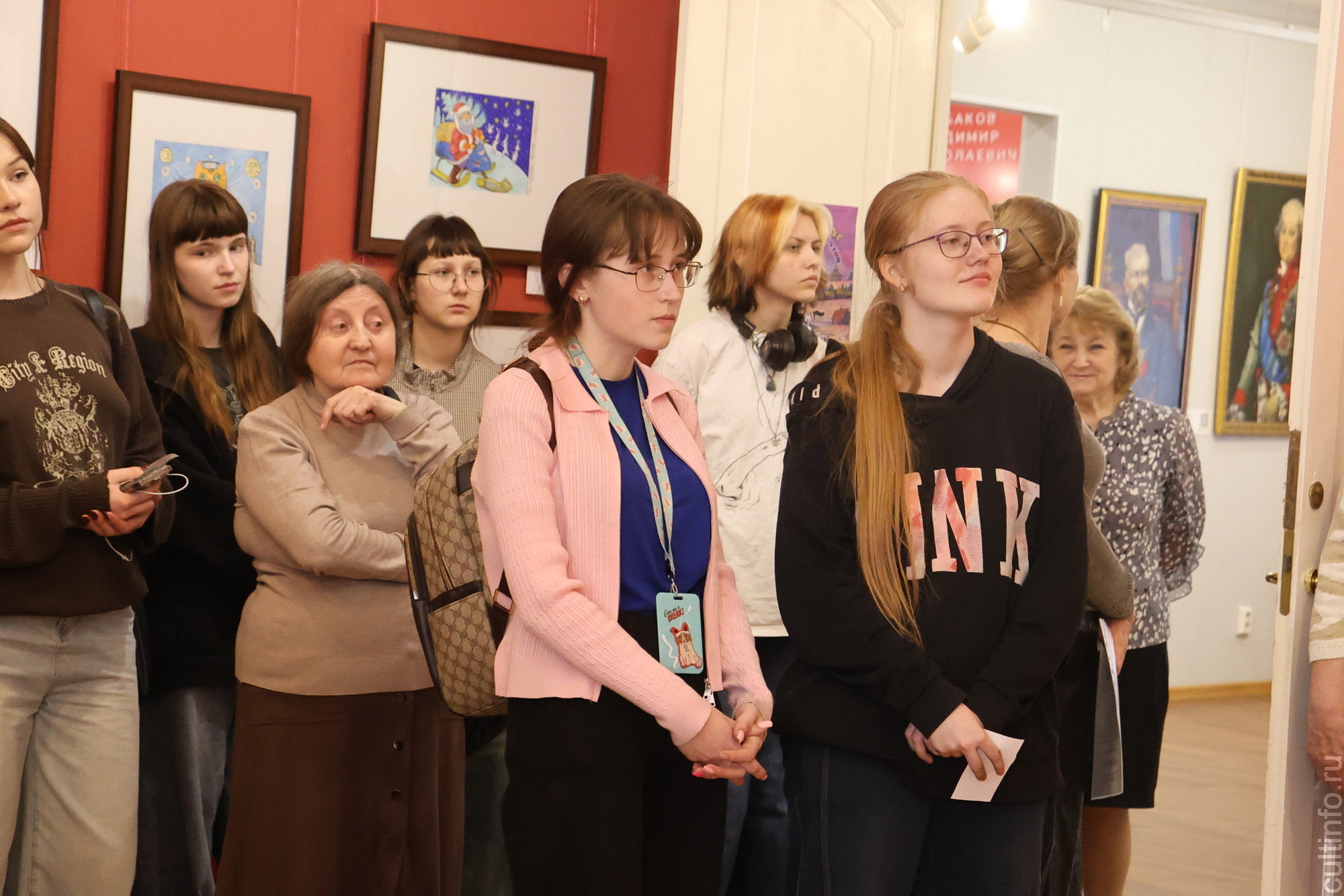 Сказочные сюжеты представил на выставке в Доме Корбакова художник из Сокола Марат Брызгалов