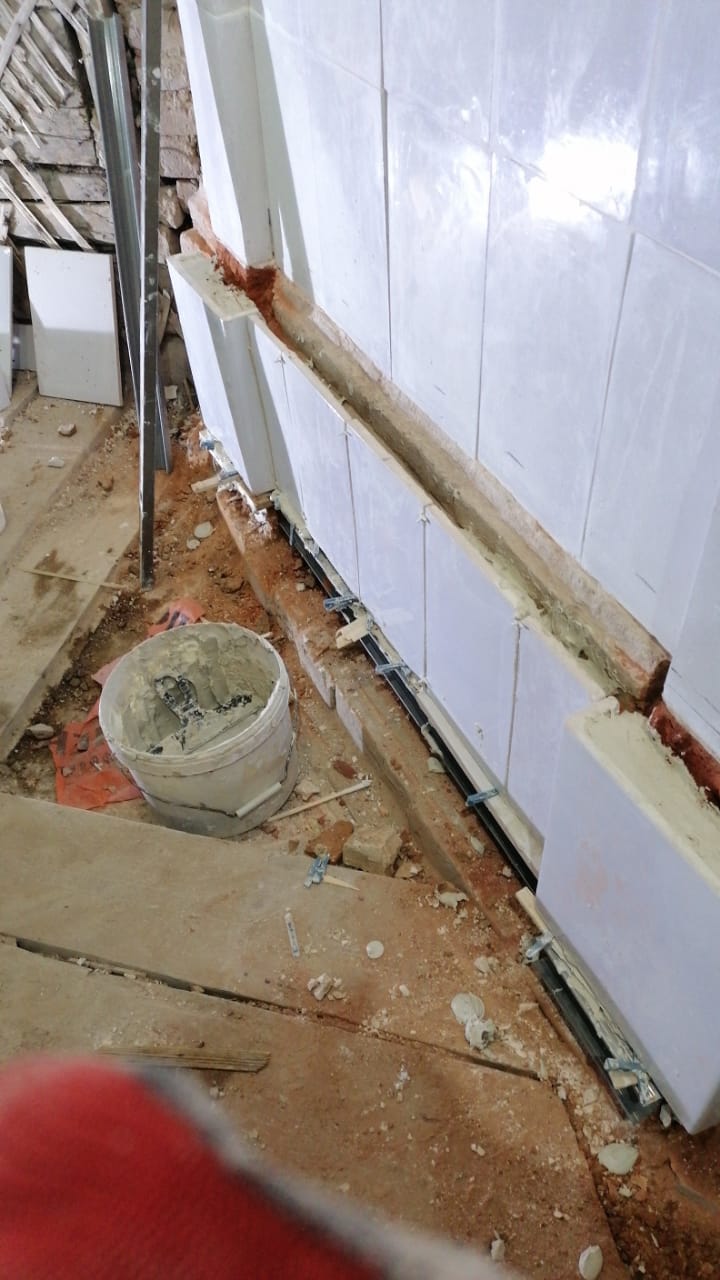 Монтаж облицовочной плитки плитки. Фото Владимира Холщагина