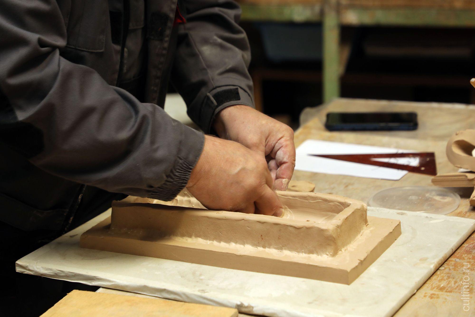 Процесс изготовления изразца в мастерской Владимира Холщагина