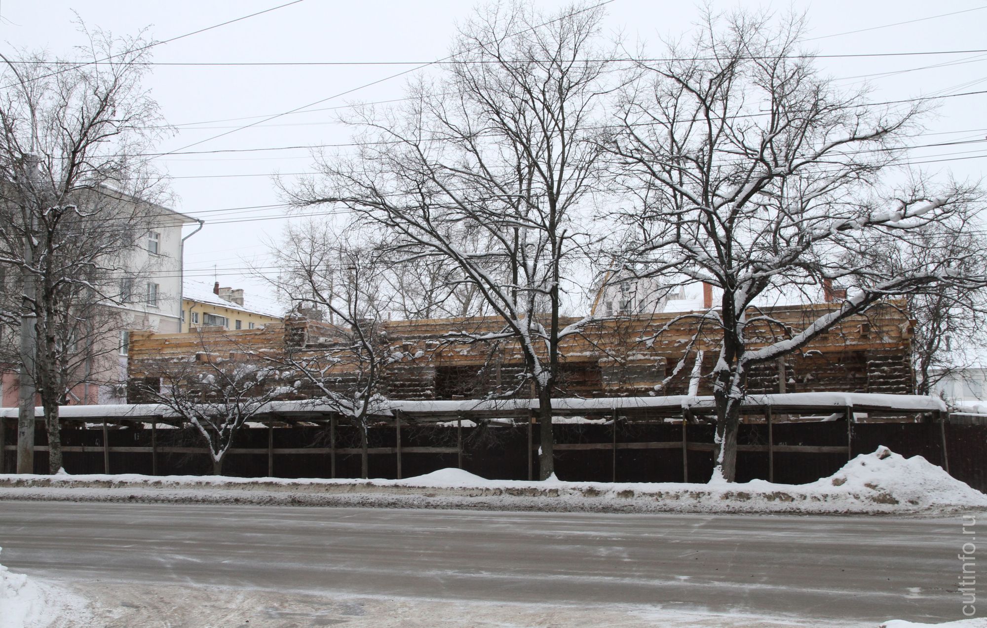 Дом работников треста «Севтранслес» на ул. Зосимовской, 54 в процессе реставрации