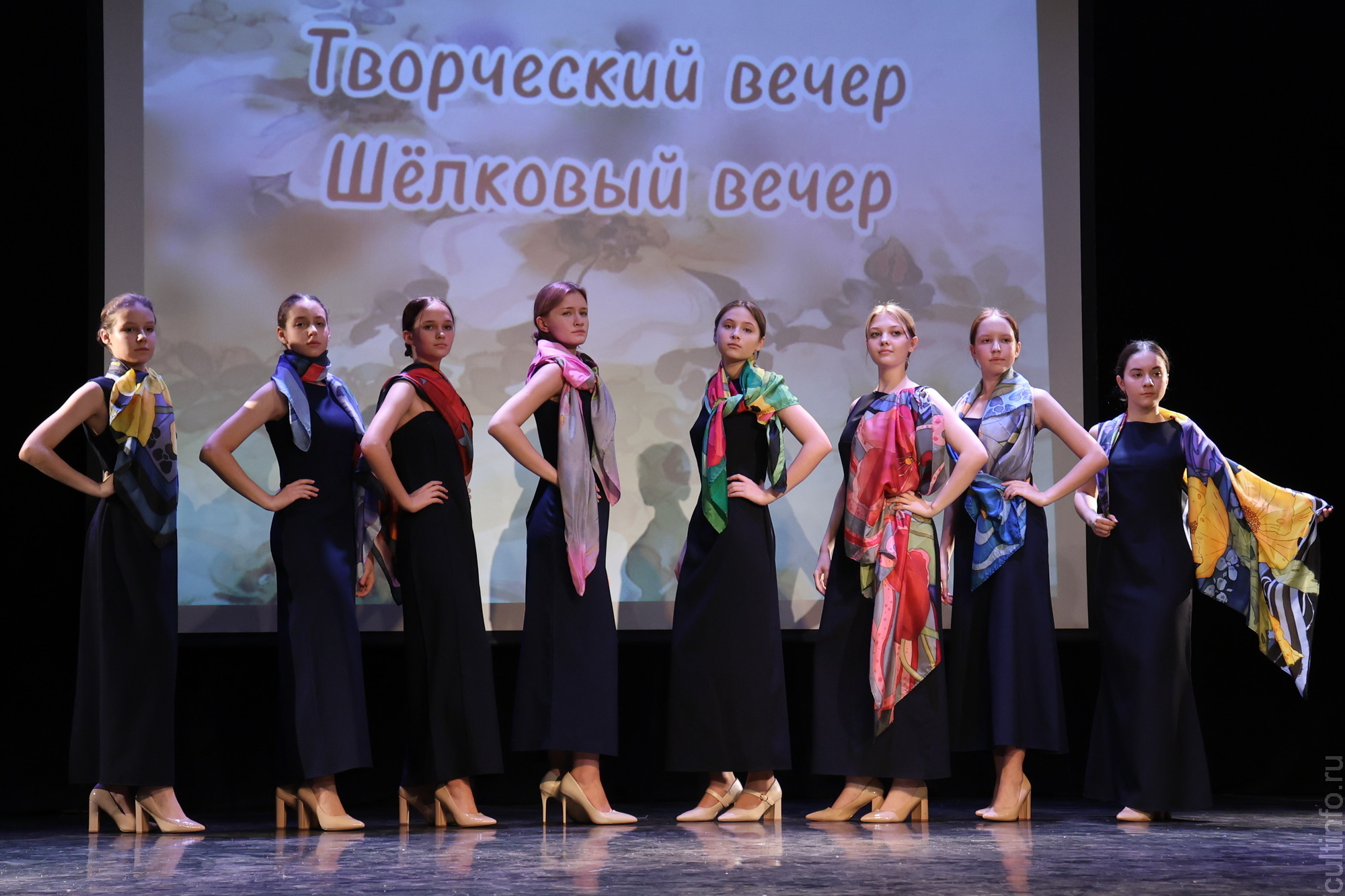 Яркое настроение создал творческий вечер «Шелковая симфония» Романа Захарова