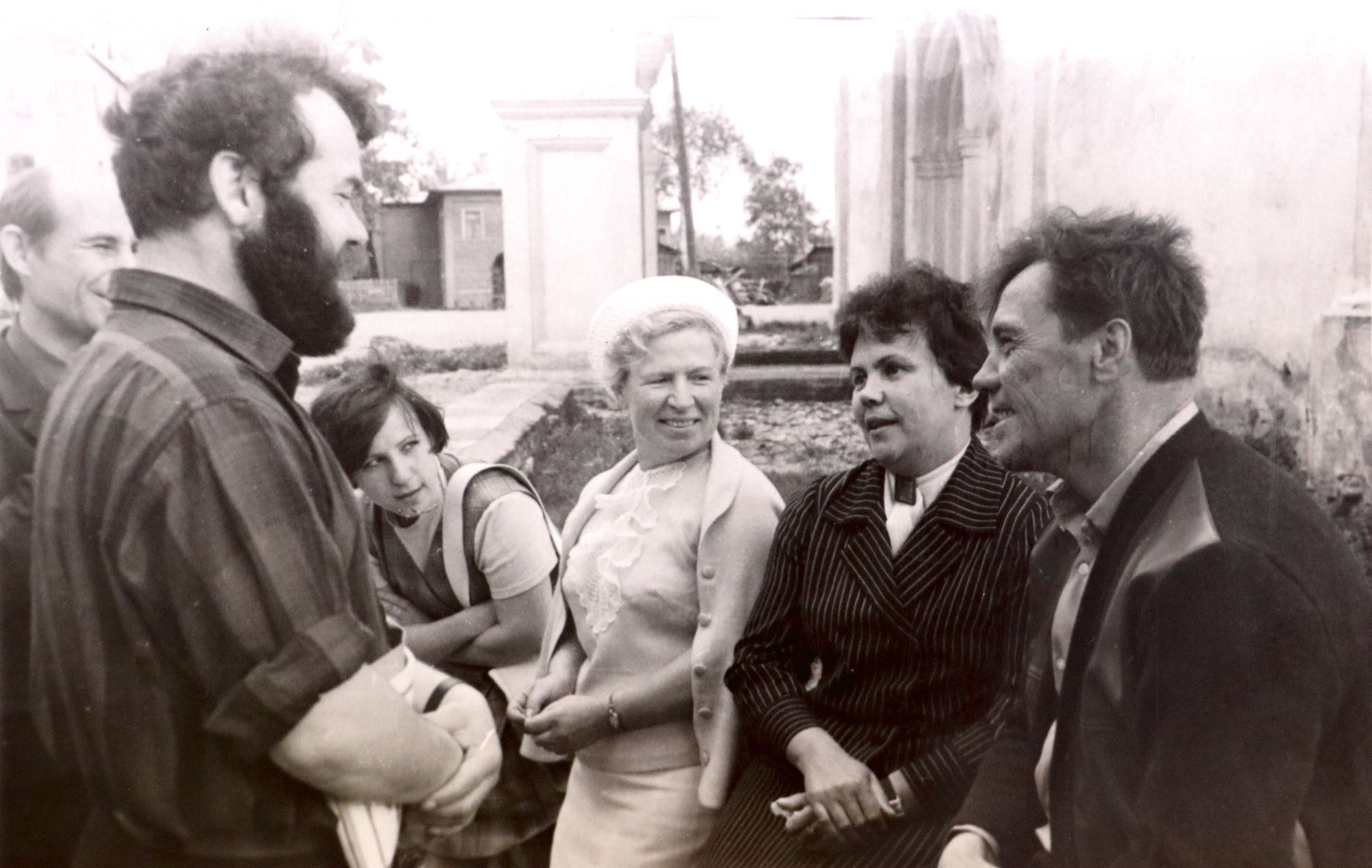 Николай Рубцов, Виктор Коротаев, дочь Виктора Астафьева Ирина, супруга Мария Астафьева-Корякина, директор Вологодского краеведческого музея Ирина Александровна Пятницкая, Виктор Астафьев. Вологда. Фото из архива семьи Астафьевых