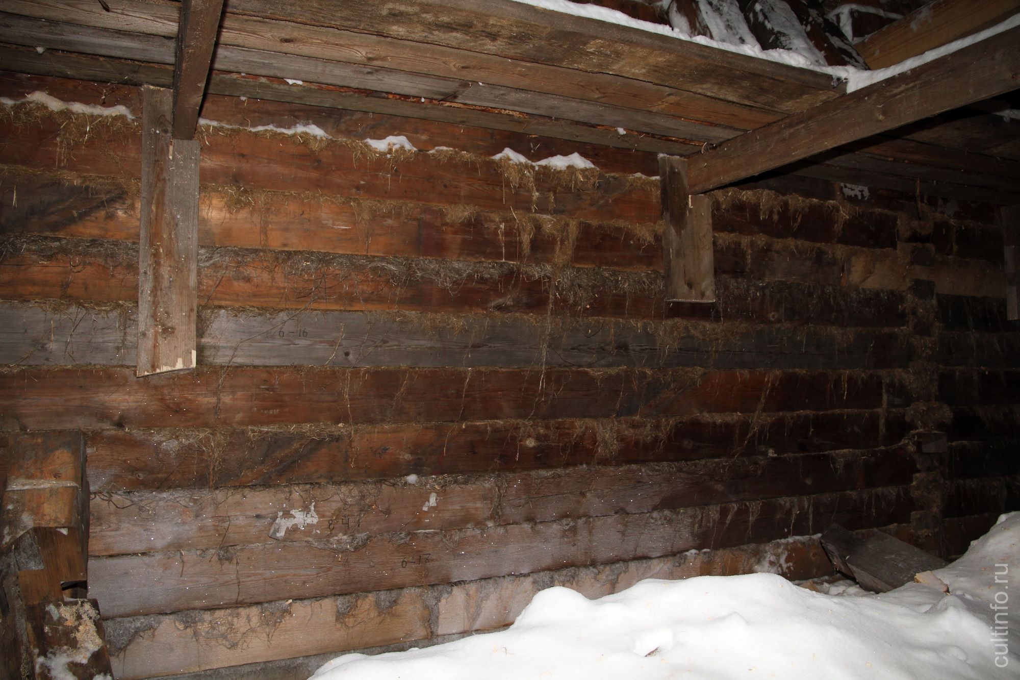  Дом работников треста «Севтранслес» на ул. Зосимовской, 54 в процессе реставрации