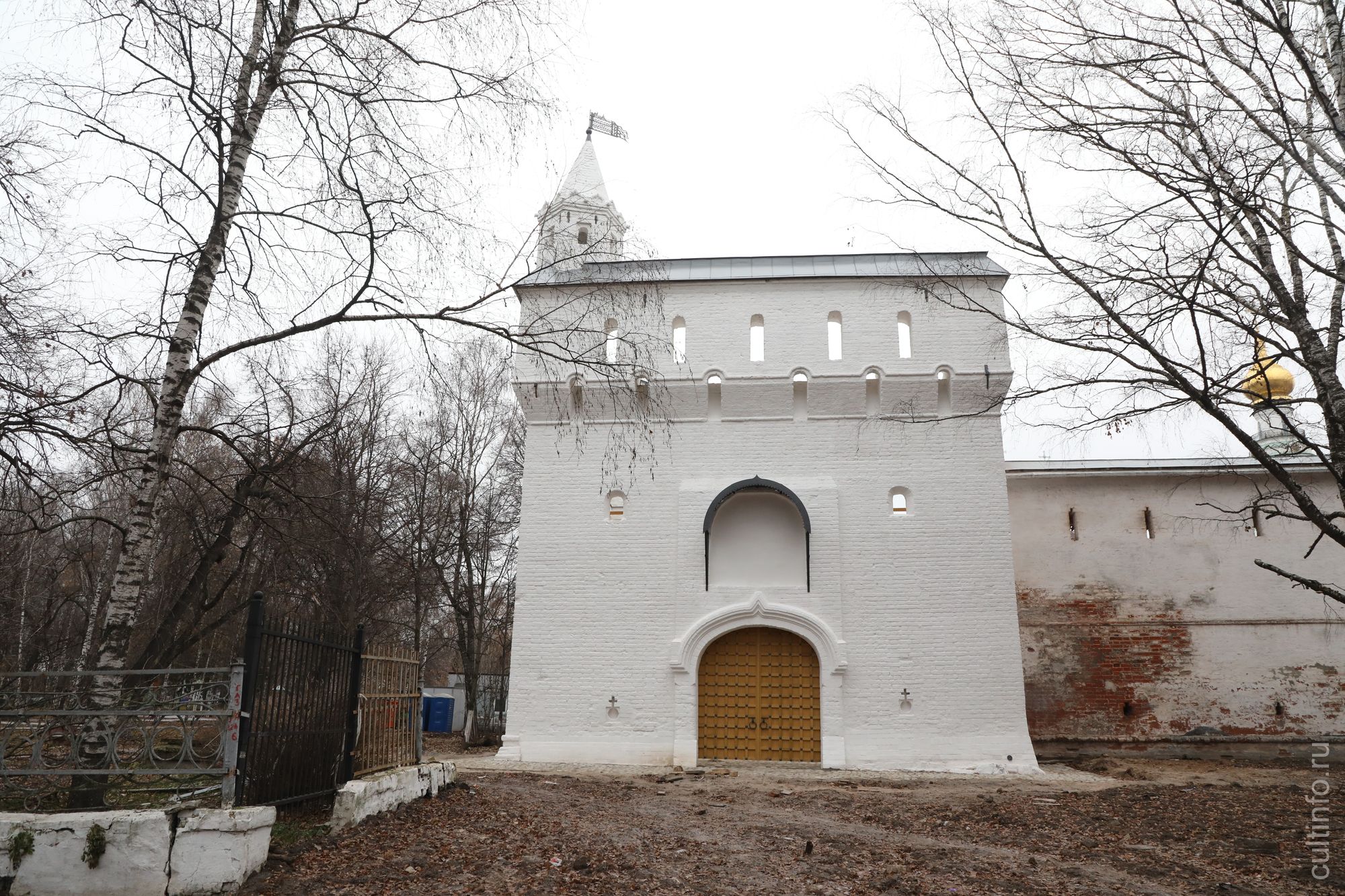 Пятницкая башня. Ворота, выходящие на проспект Победы
