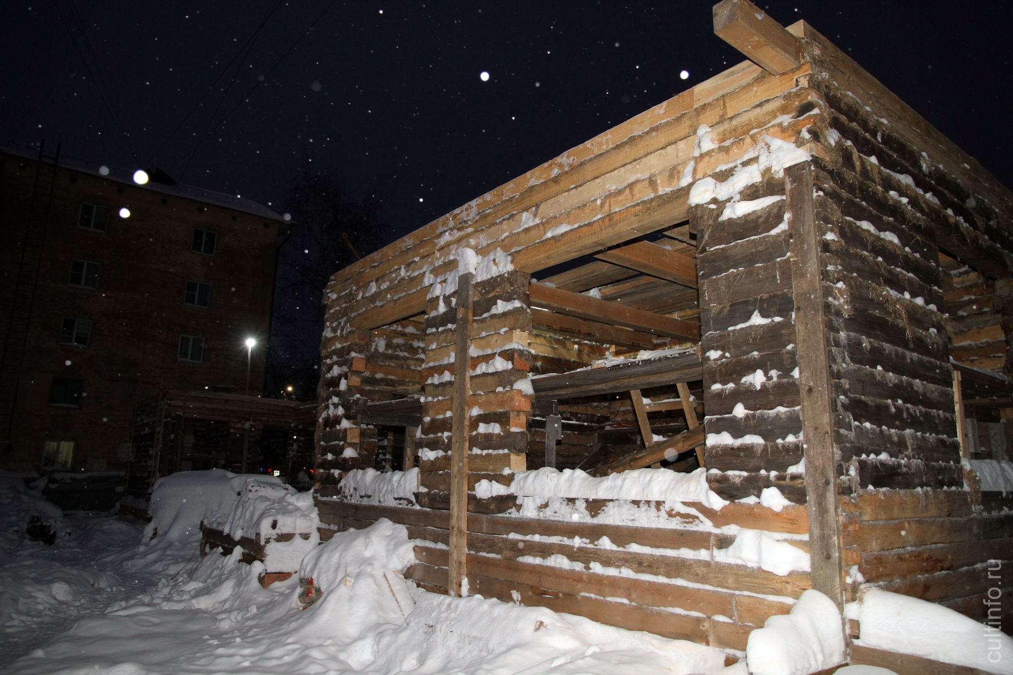  Дом работников треста «Севтранслес» на ул. Зосимовской, 54 в процессе реставрации