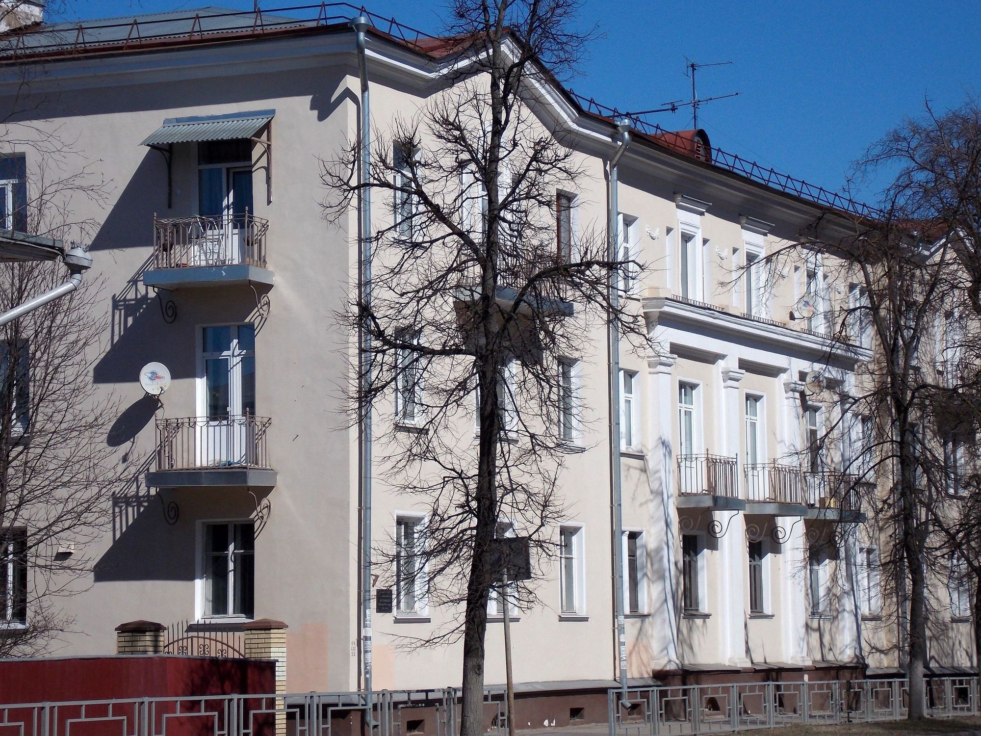 Вологда. Дом на ул. Ленинградской, 26. Трехэтажный жилой дом (ул. Ленинградская, д. 26), где семья Астафьевых жила с ноября 1971 октябрь 1980 г. 