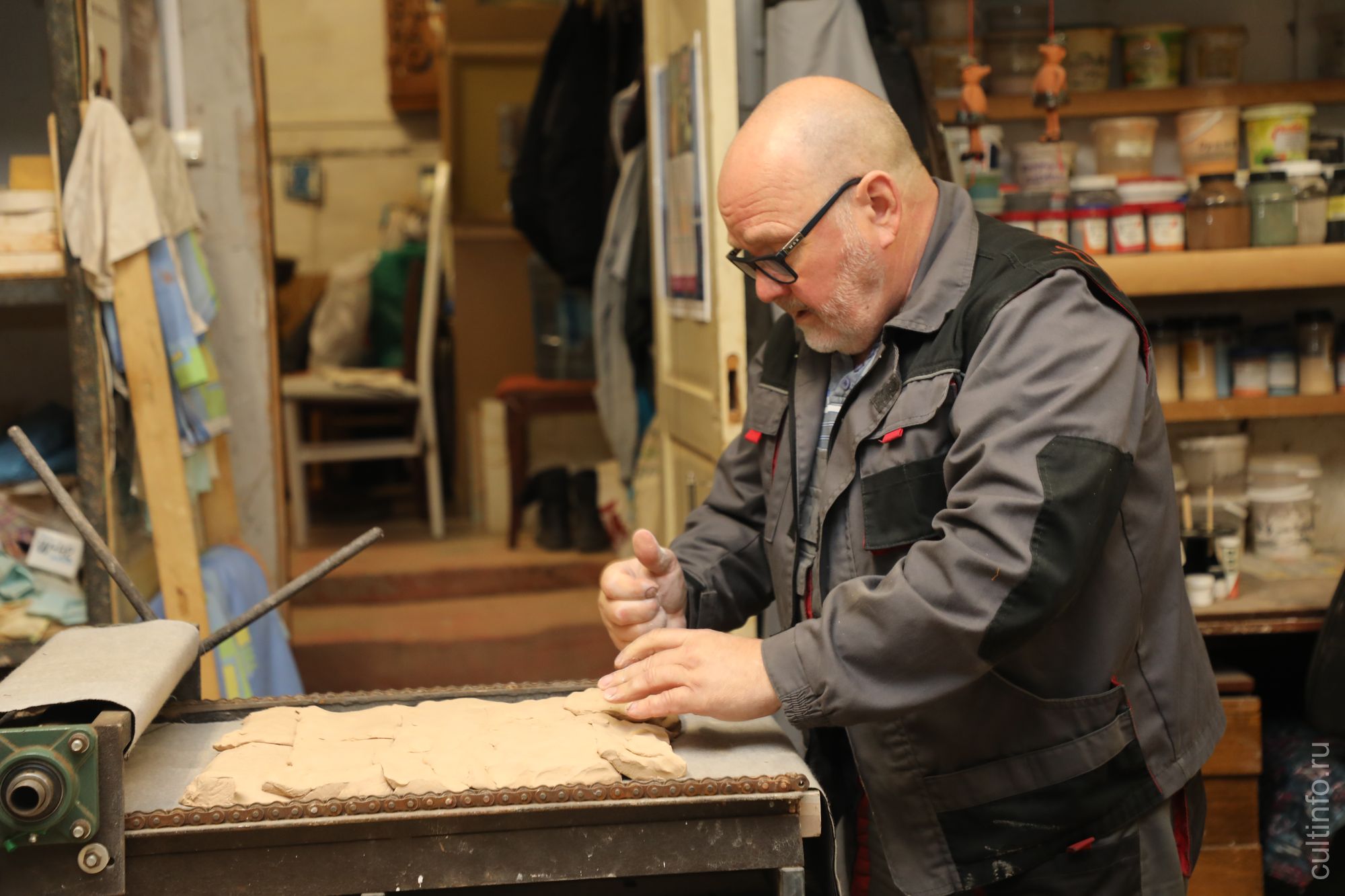 Процесс изготовления изразца в мастерской Владимира Холщагина