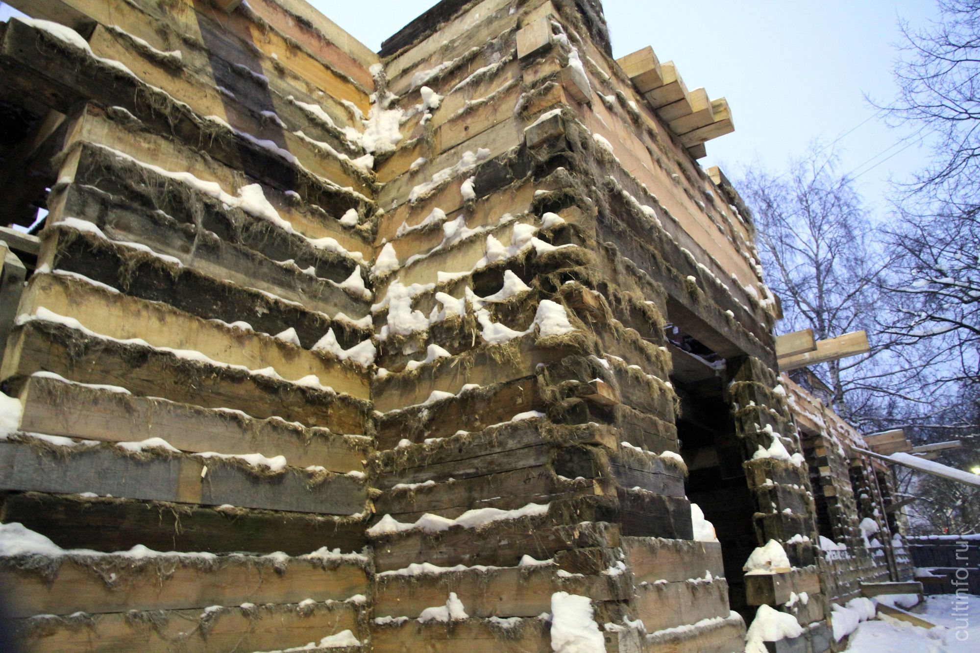  Дом работников треста «Севтранслес» на ул. Зосимовской, 54 в процессе реставрации