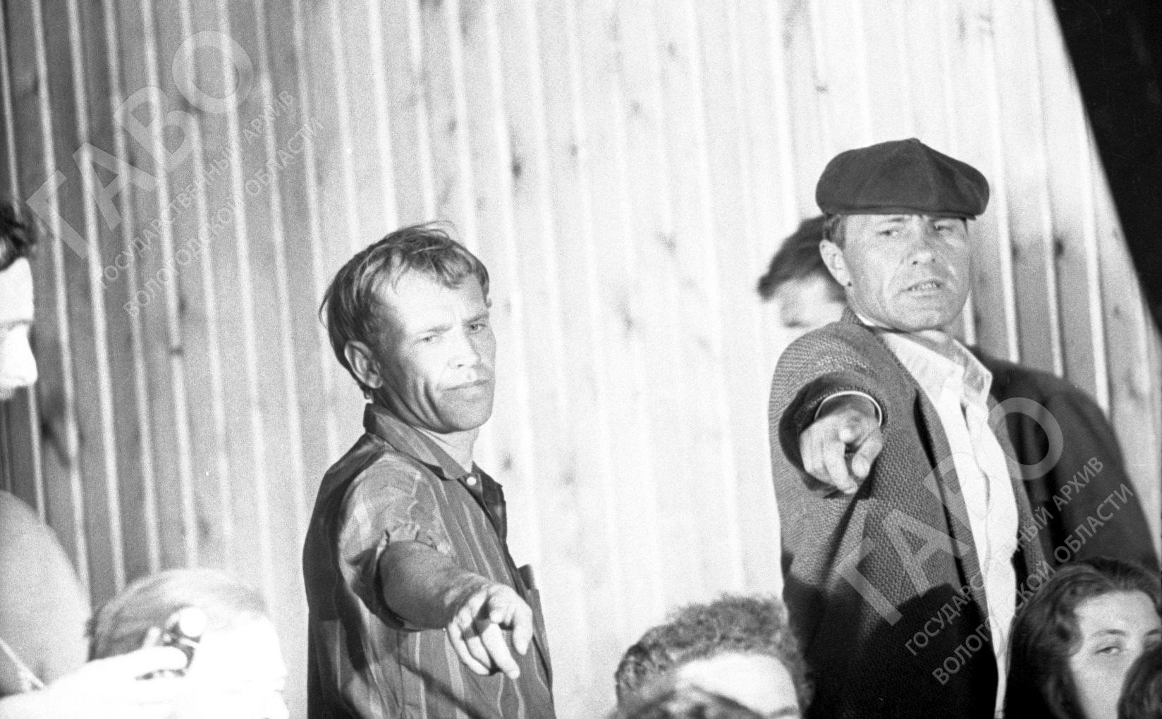 Кинорежиссер, актер В. М. Шукшин и участники съемочной группы во время работы над фильмом «Калина красная» в Белозерске. Фото. 1973 г. Из фондов ГАВО