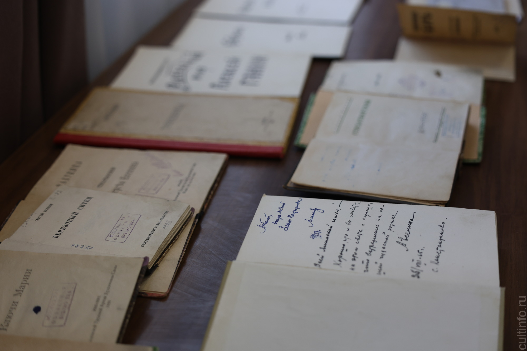 В Вологодской областной универсальной библиотеке свою книгу «Поэзия С. Есенина. Китайский перевод в стиле классической поэзии с комментариями» представил филолог-русист  Сюй Сяодун