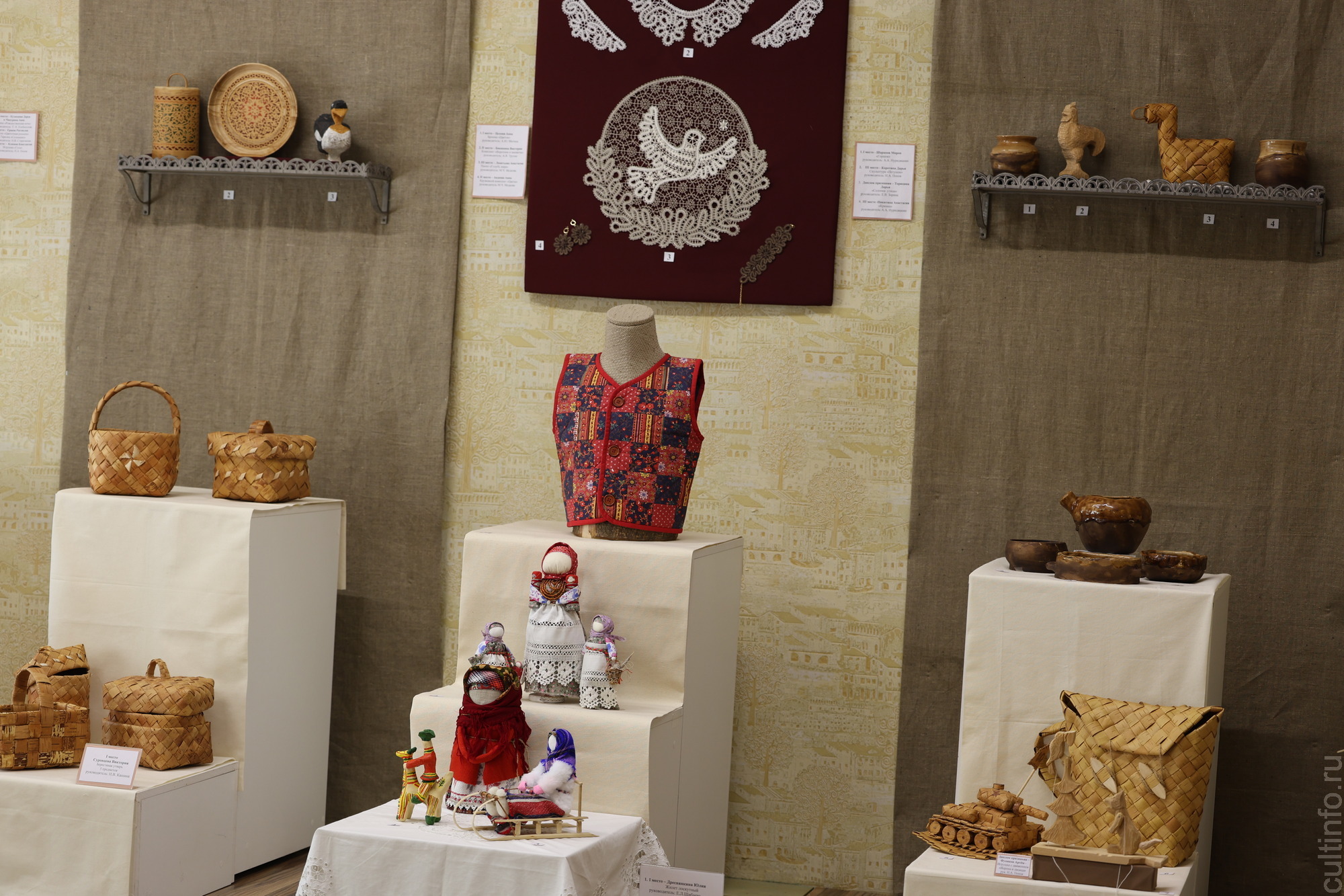 В центре «Резной палисад» представлены лучшие работы юных мастеров – участников традиционного конкурса «Козуля»