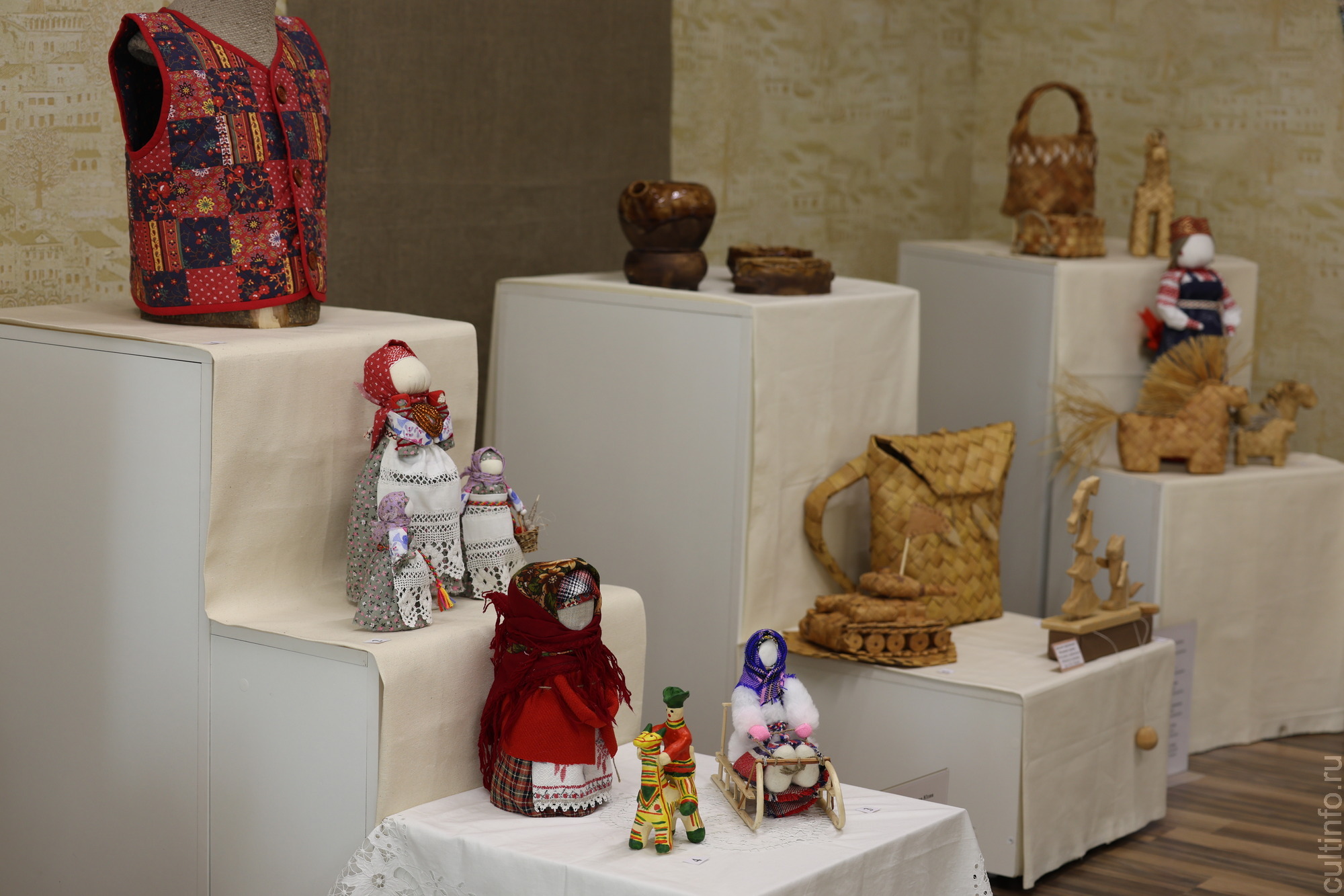 В центре «Резной палисад» представлены лучшие работы юных мастеров – участников традиционного конкурса «Козуля»