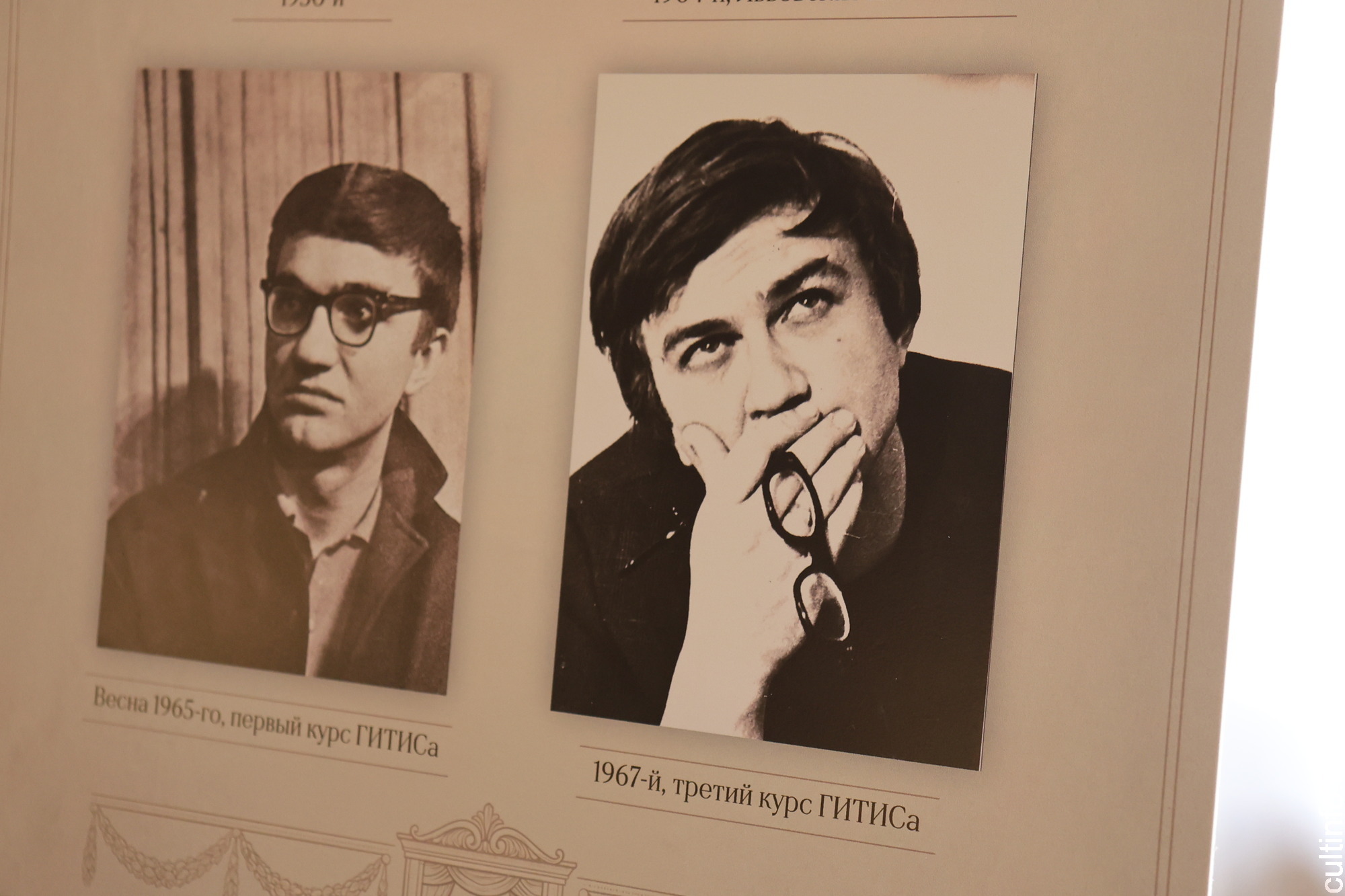 Выставку к юбилею народного артиста РФ Леонида Рудого открыли в Вологодском драматическом театре