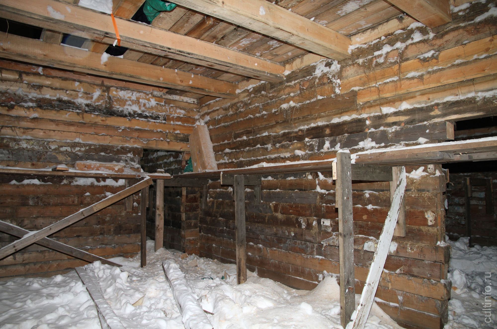  Дом работников треста «Севтранслес» на ул. Зосимовской, 54 в процессе реставрации