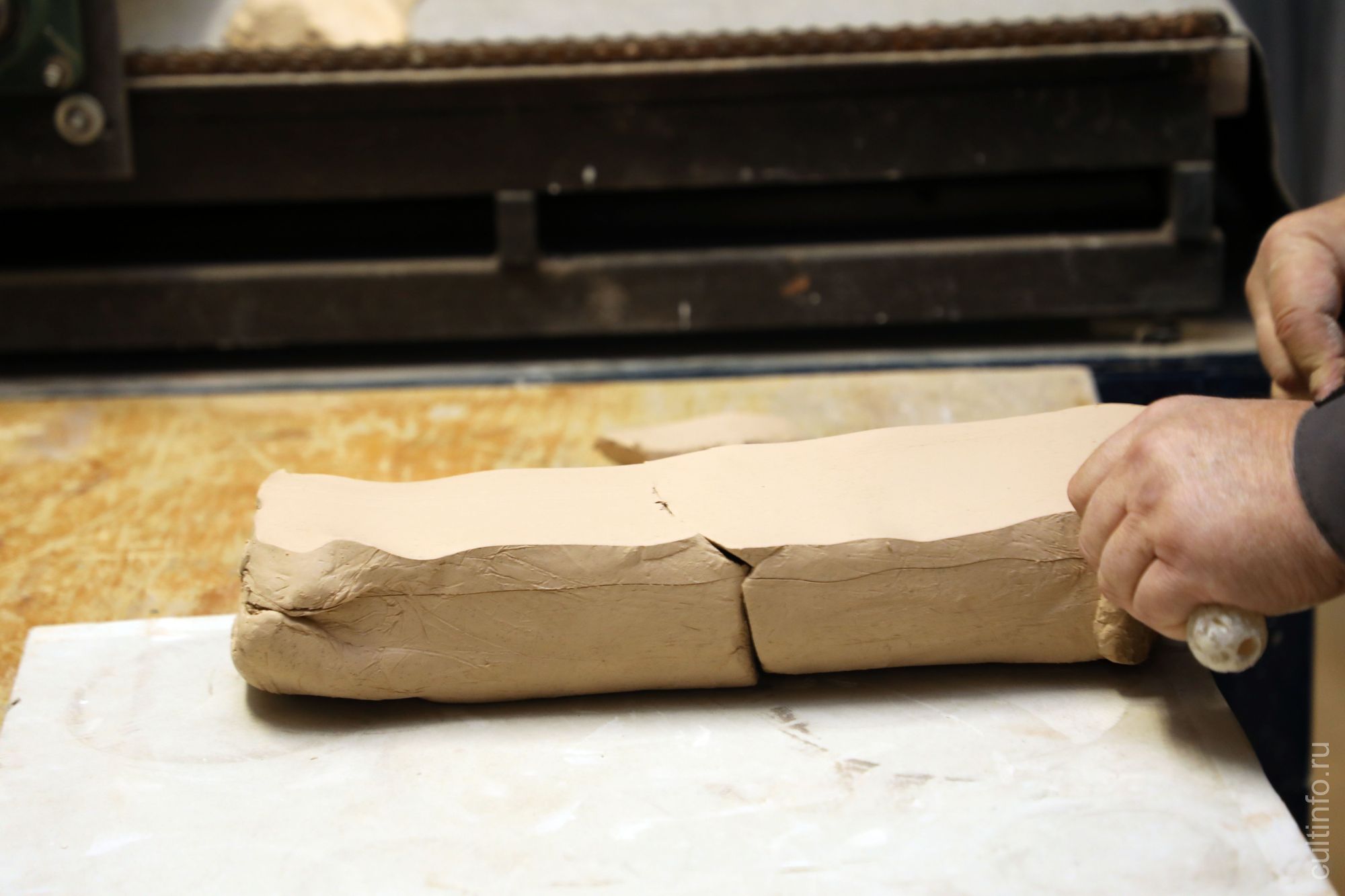 Процесс изготовления изразца в мастерской Владимира Холщагина