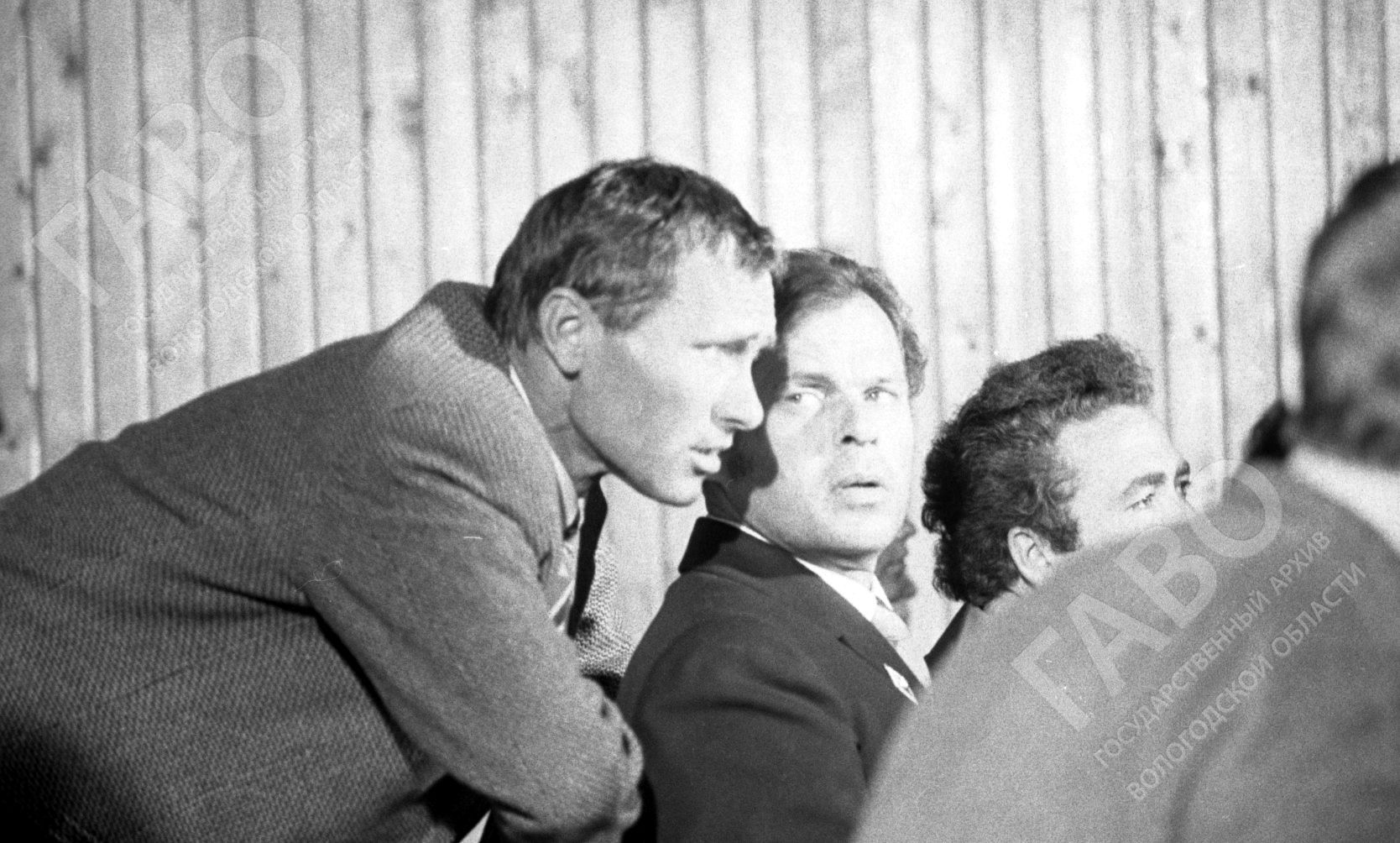 Кинорежиссер, актер В. М. Шукшин и участники съемочной группы во время работы над фильмом «Калина красная» в Белозерске. Фото. 1973 г. Из фондов ГАВО