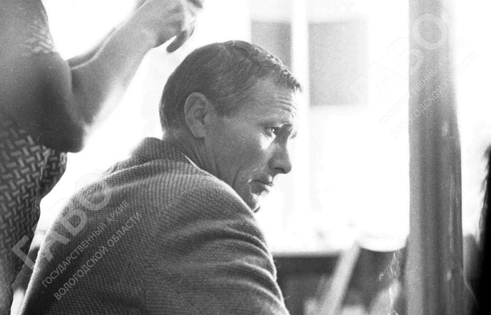 Кинорежиссер, актер В. М. Шукшин и участники съемочной группы во время работы над фильмом «Калина красная» в Белозерске. Фото. 1973 г. Из фондов ГАВО